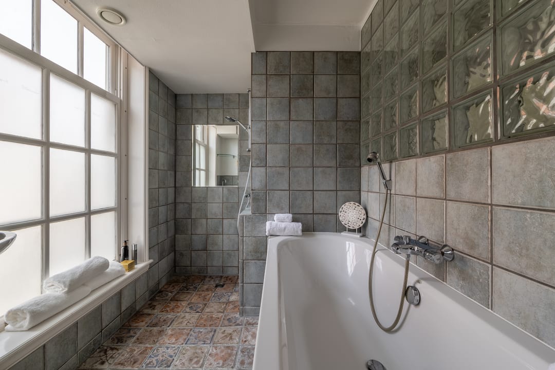 Elegant Corner Apartment with Stunning Amstel Water Views — 22