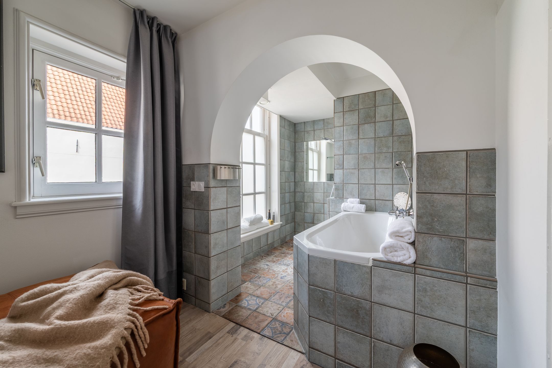 Elegant Corner Apartment with Stunning Amstel Water Views — 21