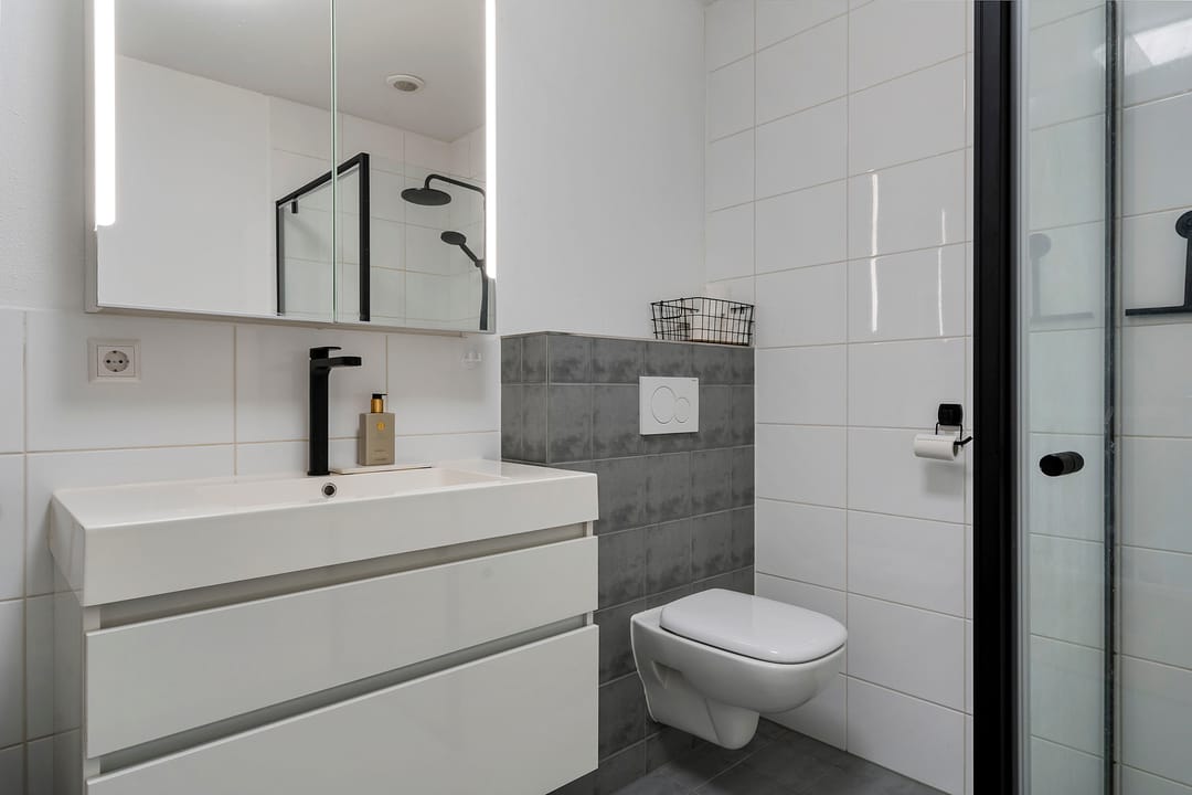 Modern 3-Room Maisonnette with Front Garden and Water View in Ypenburg — 16