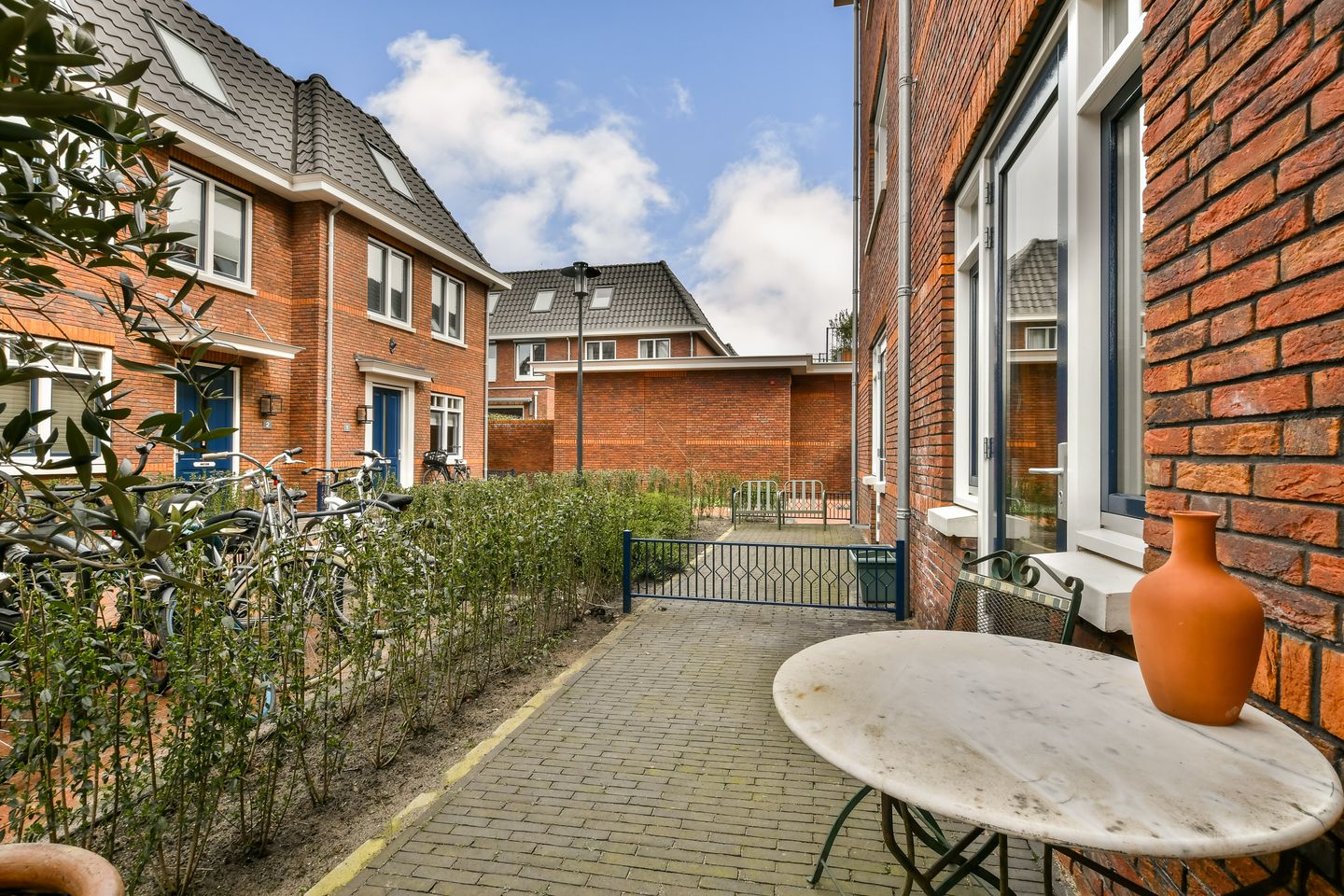 Modern Ground-Floor Apartment with South-Facing Garden and Private Parking in Leiden — 19