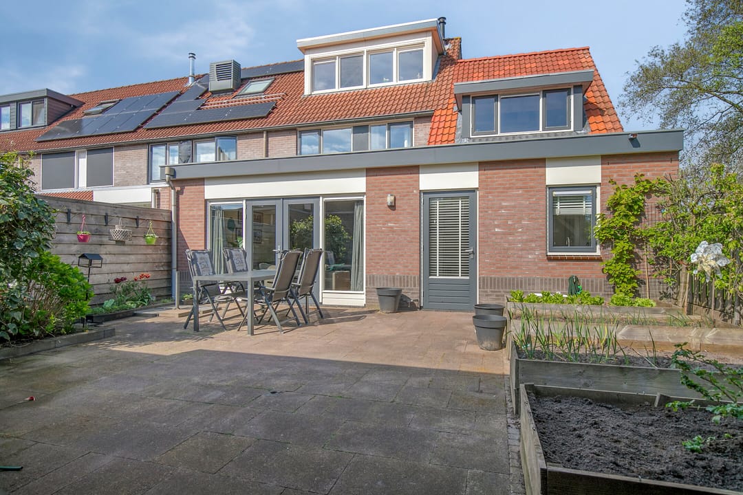 Spacious corner house with garage in child-friendly Norschoten neighborhood — 26
