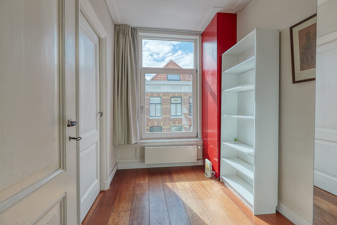 Spacious Double Upper Apartment with Balcony in Zeeheldenkwartier — 26