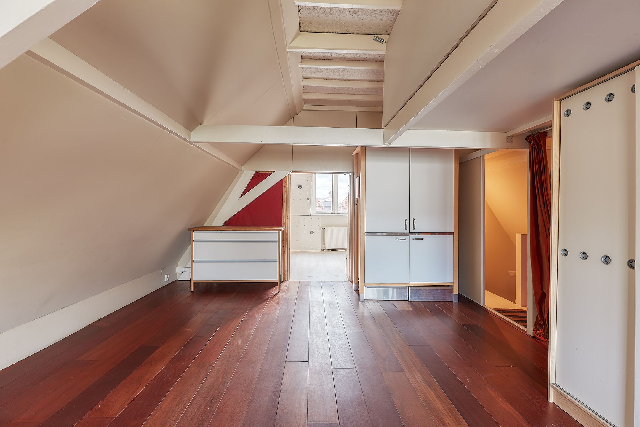 Spacious Double Upper Apartment with Balcony in Zeeheldenkwartier — 33