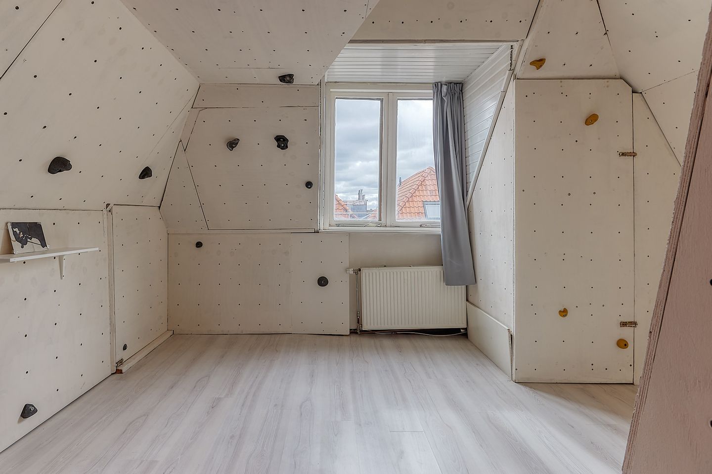 Spacious Double Upper Apartment with Balcony in Zeeheldenkwartier — 35