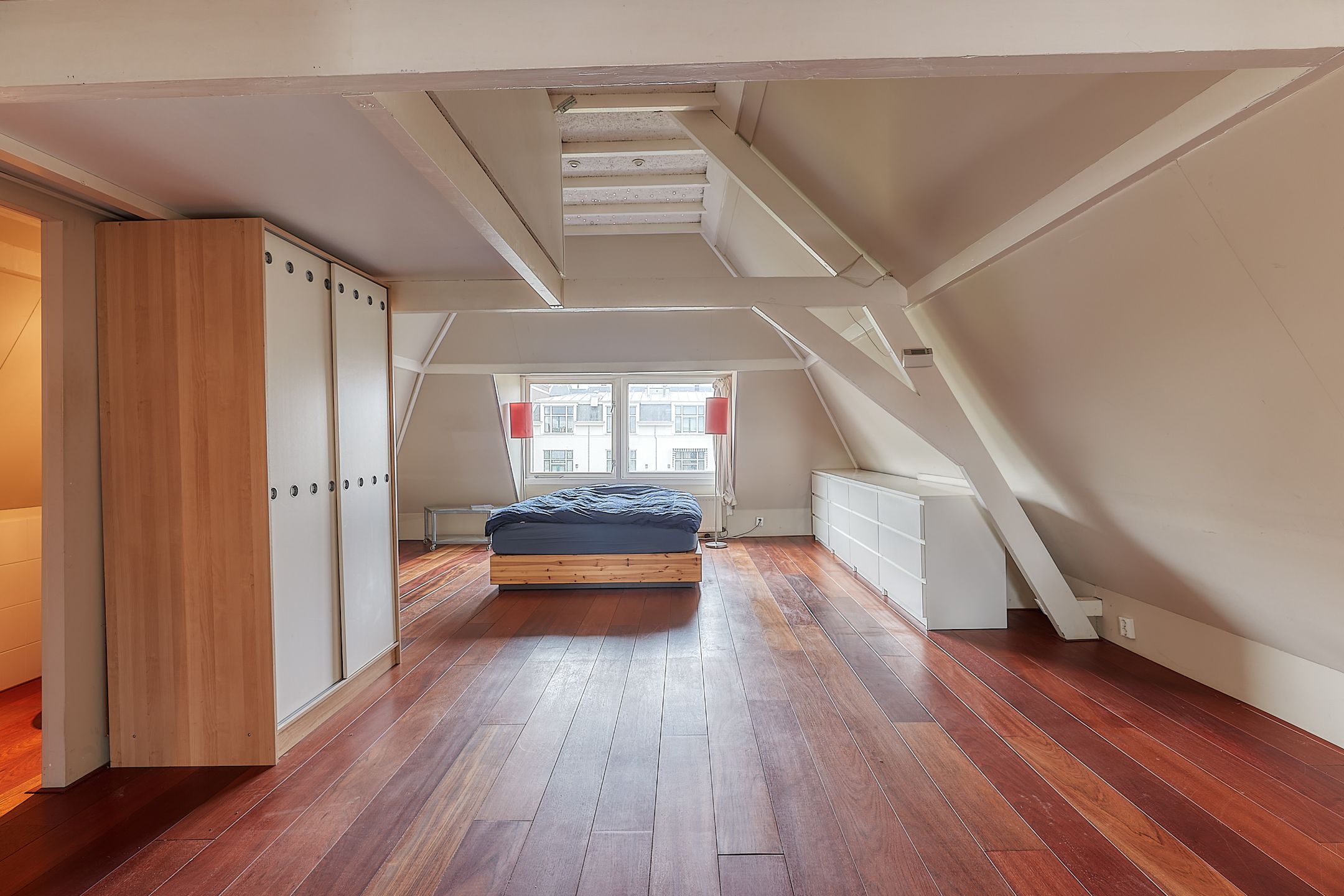 Spacious Double Upper Apartment with Balcony in Zeeheldenkwartier — 30