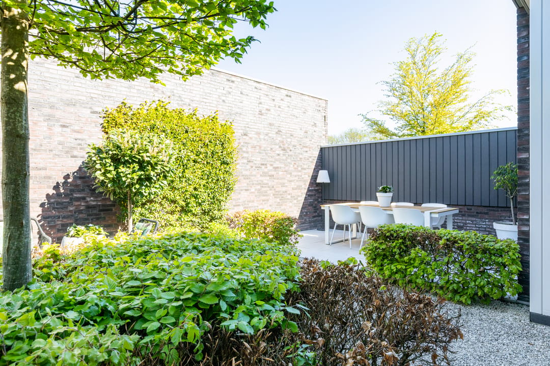 Luxurious Ground-Floor Bungalow with Heated Garage and Patio Garden — 38