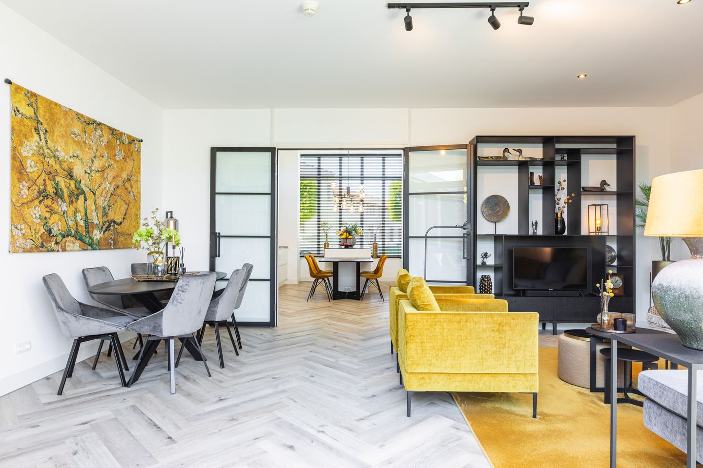Luxurious Ground-Floor Bungalow with Heated Garage and Patio Garden — 20
