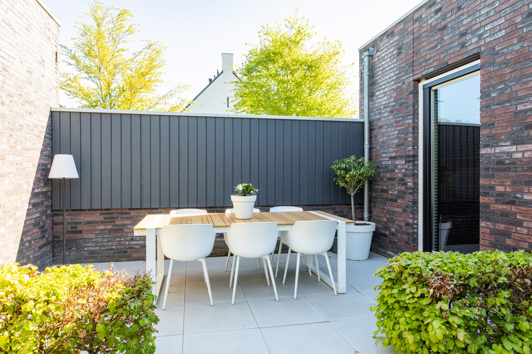 Luxurious Ground-Floor Bungalow with Heated Garage and Patio Garden — 37