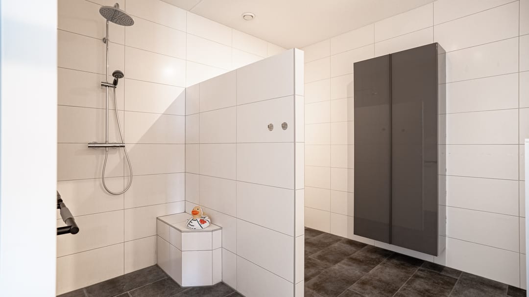 Spacious apartment with panoramic green views in De Bascule complex — 26