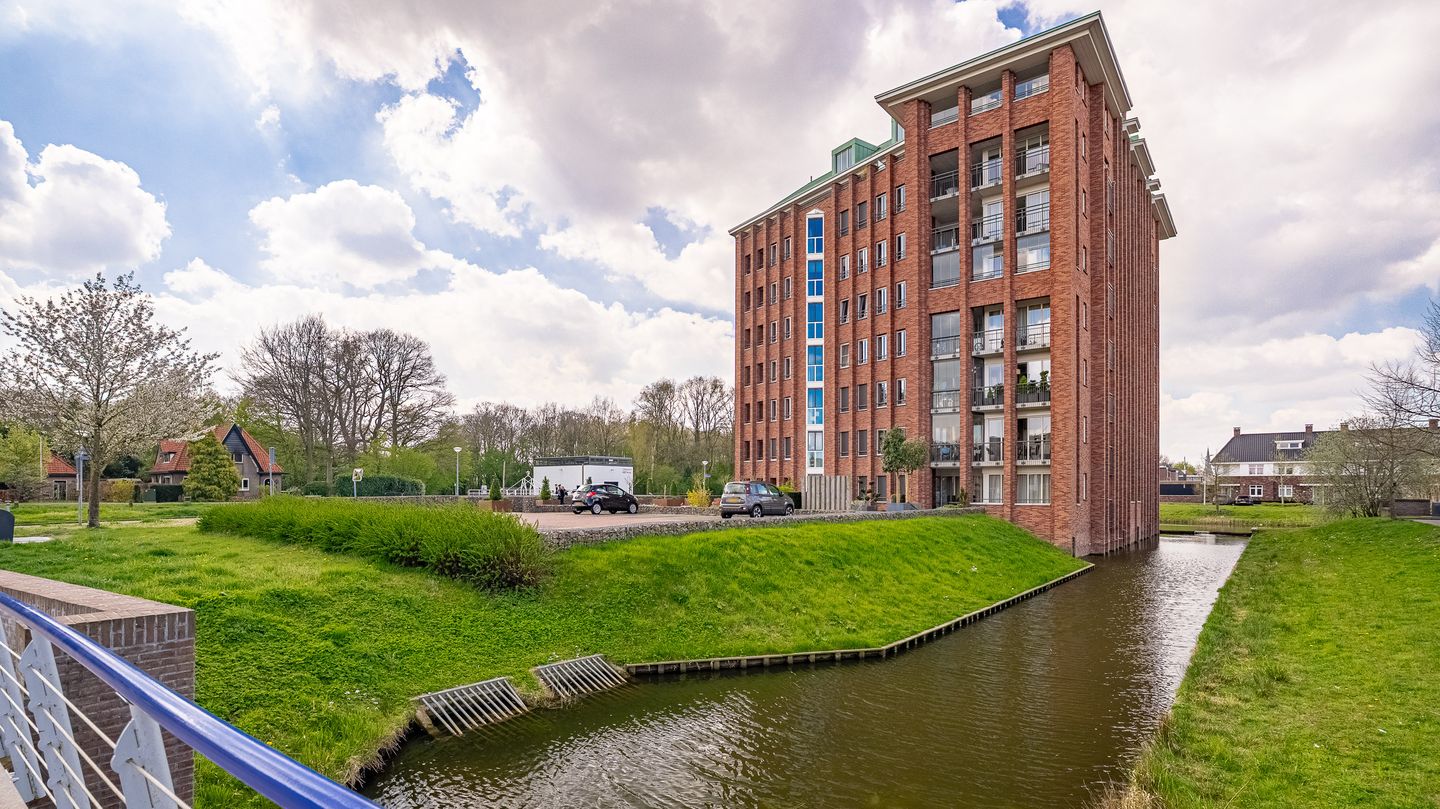 Spacious apartment with panoramic green views in De Bascule complex — 35