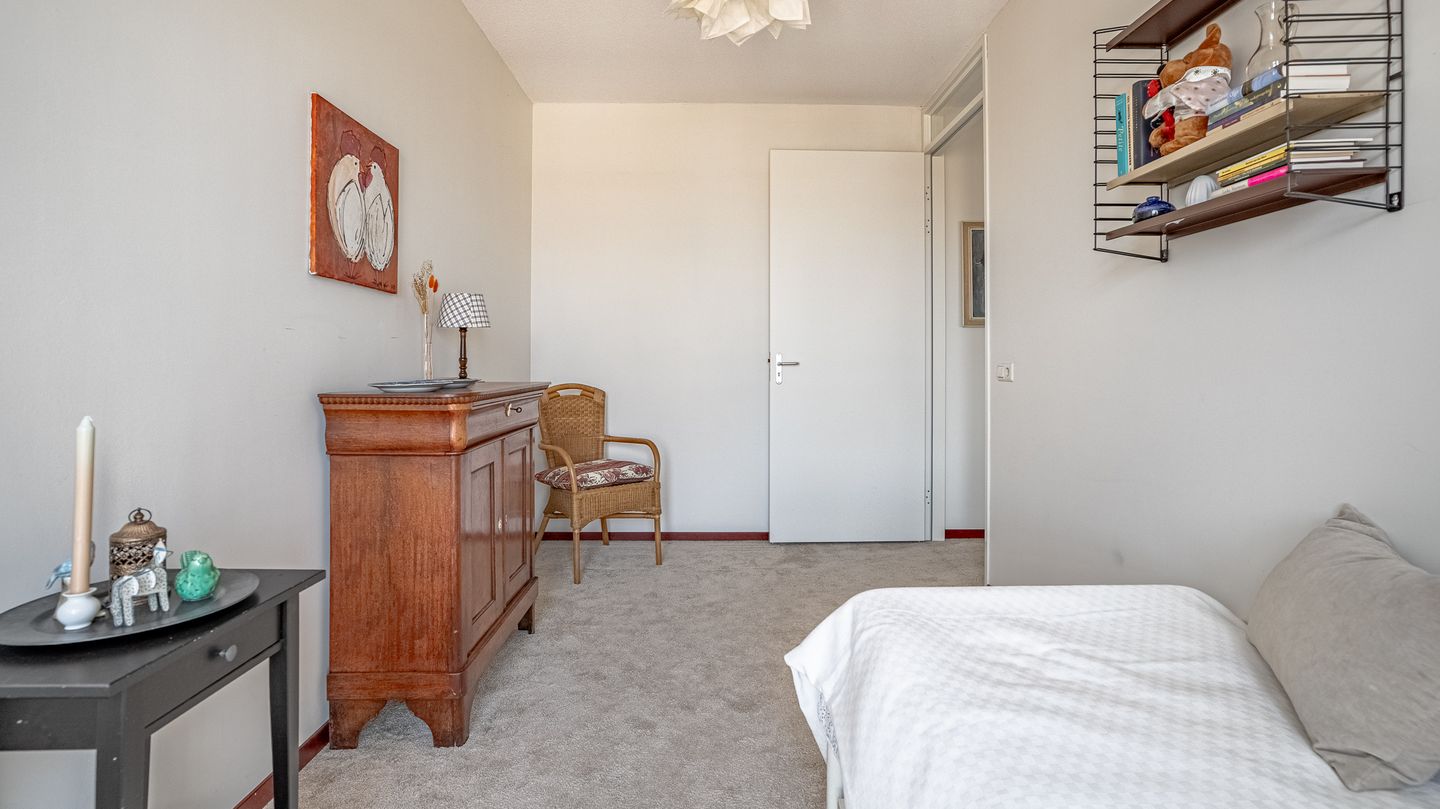 Spacious apartment with panoramic green views in De Bascule complex — 25