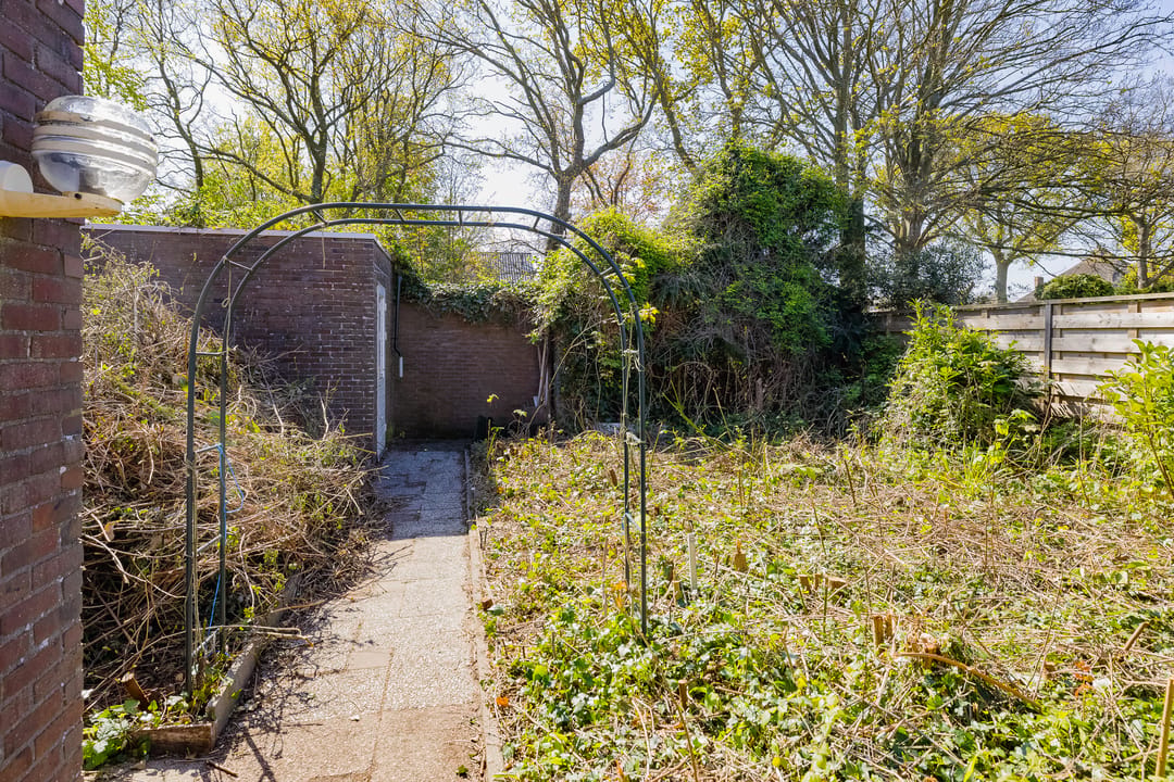Spacious Semi-Detached Home with Deep South-Facing Garden and Canal Views — 22