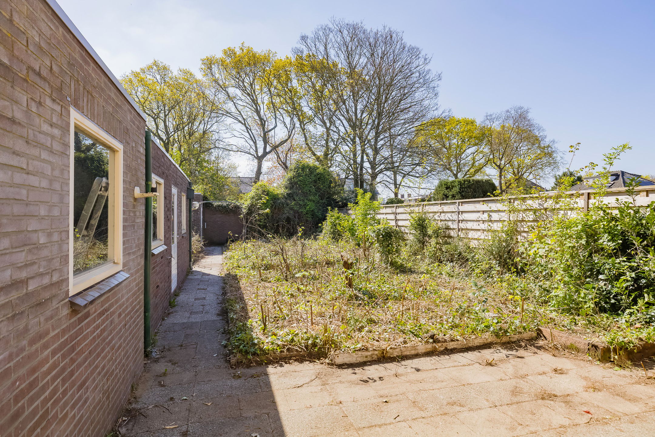 Spacious Semi-Detached Home with Deep South-Facing Garden and Canal Views — 21