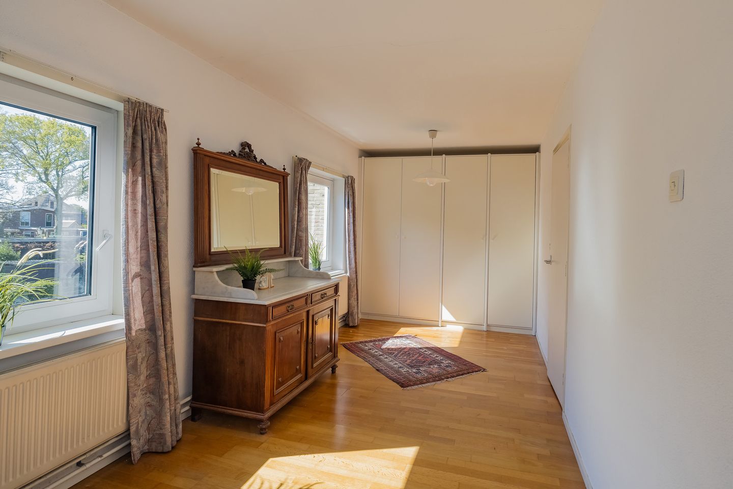 Spacious Semi-Detached Home with Deep South-Facing Garden and Canal Views — 29