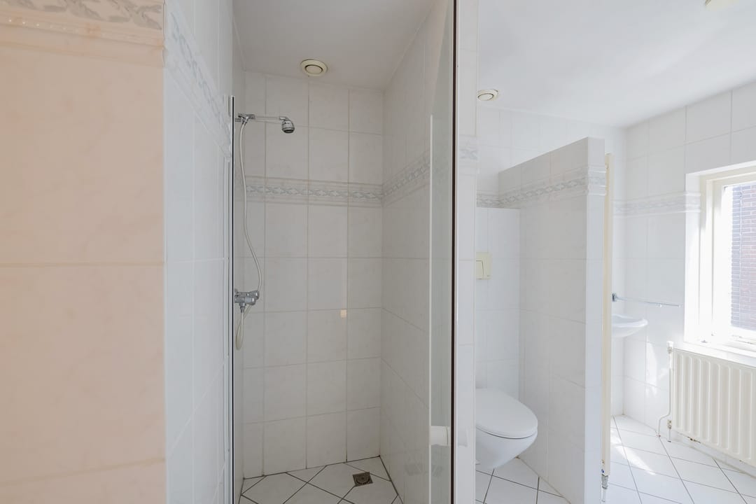Spacious Semi-Detached Home with Deep South-Facing Garden and Canal Views — 31