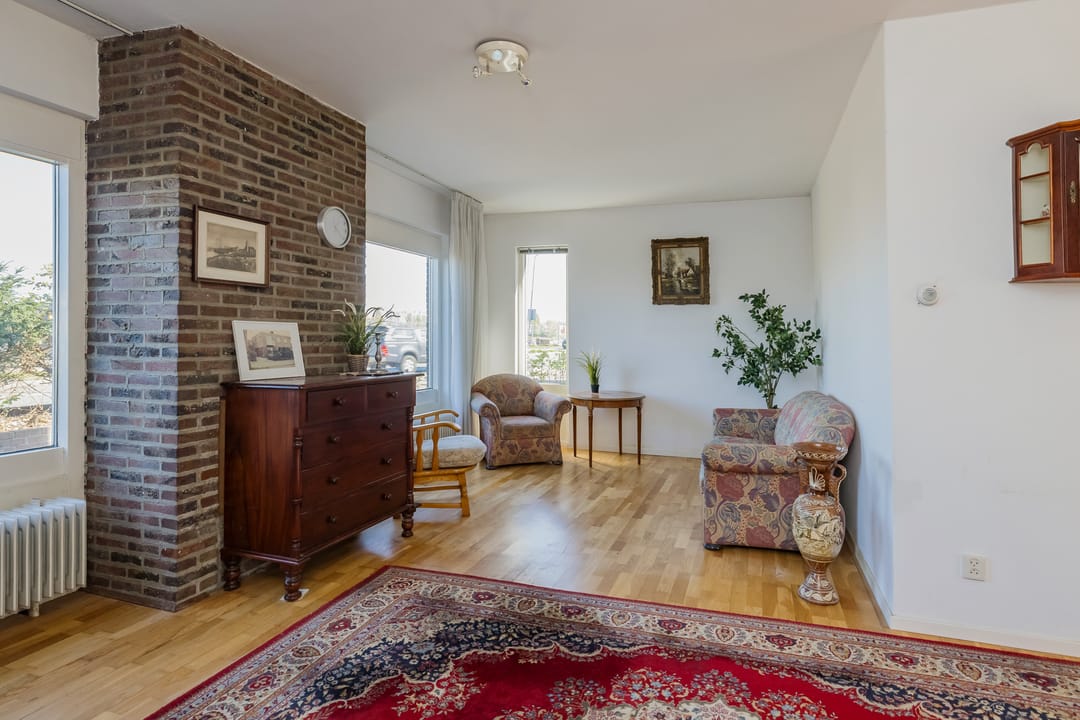 Spacious Semi-Detached Home with Deep South-Facing Garden and Canal Views — 13