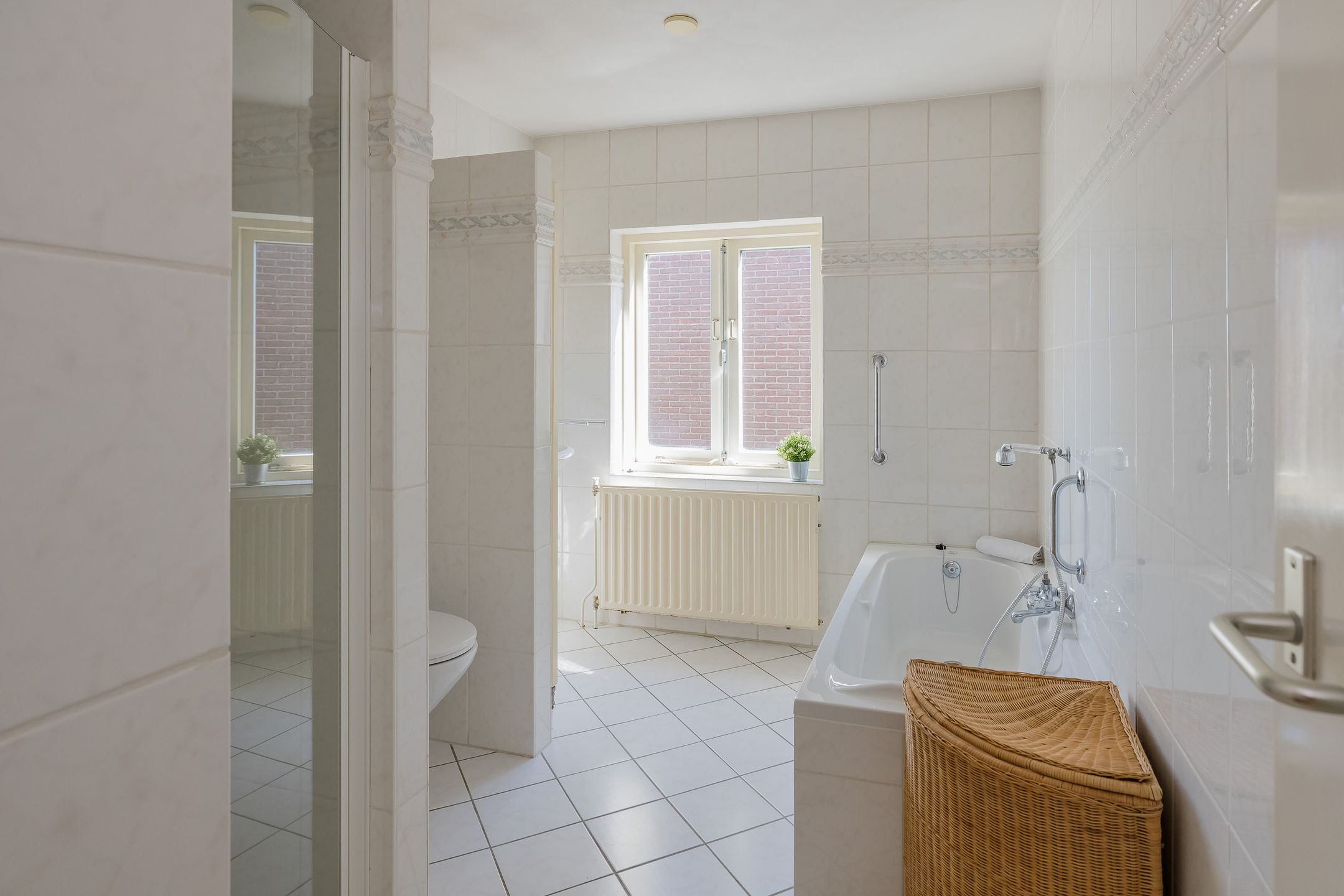 Spacious Semi-Detached Home with Deep South-Facing Garden and Canal Views — 30