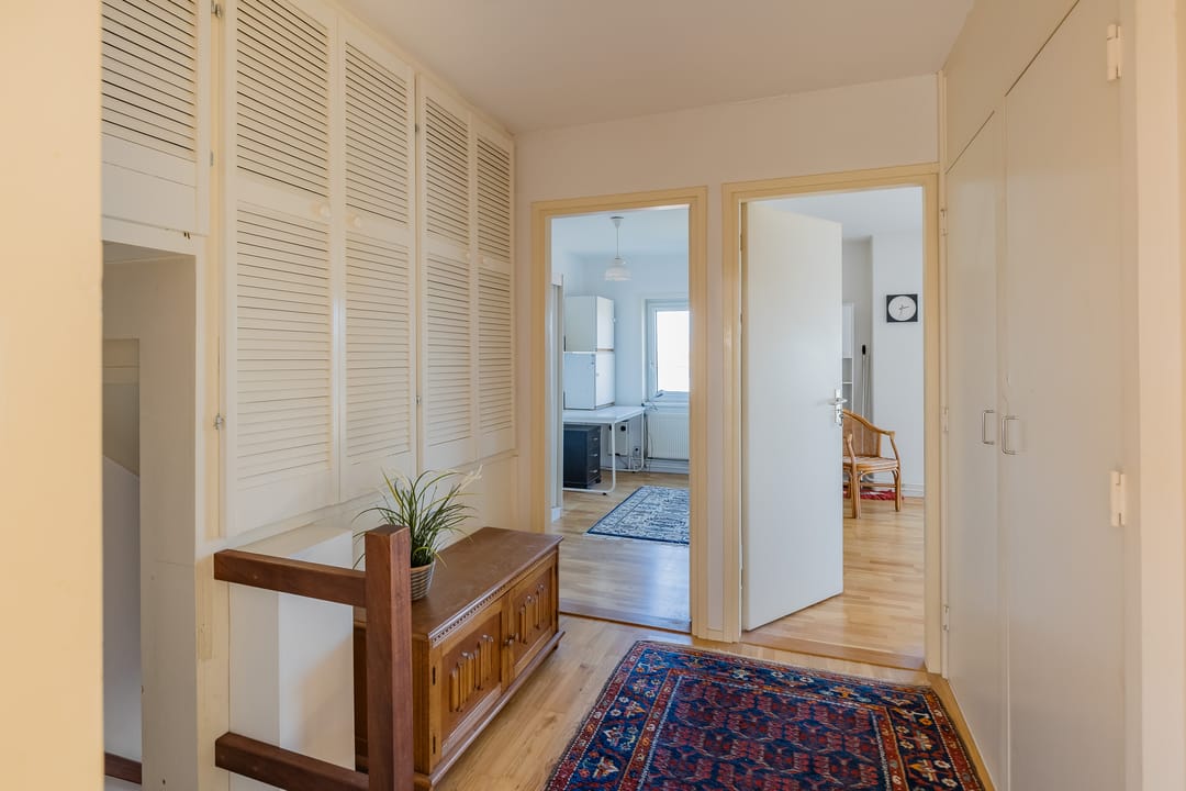 Spacious Semi-Detached Home with Deep South-Facing Garden and Canal Views — 26