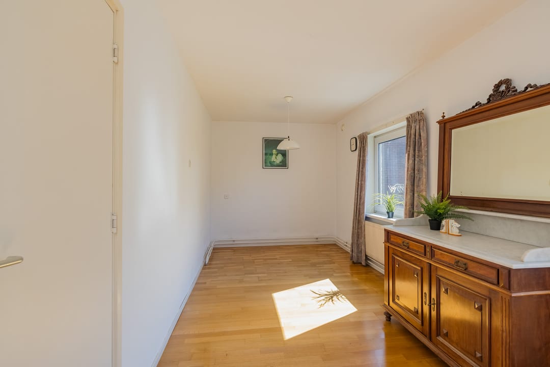 Spacious Semi-Detached Home with Deep South-Facing Garden and Canal Views — 28