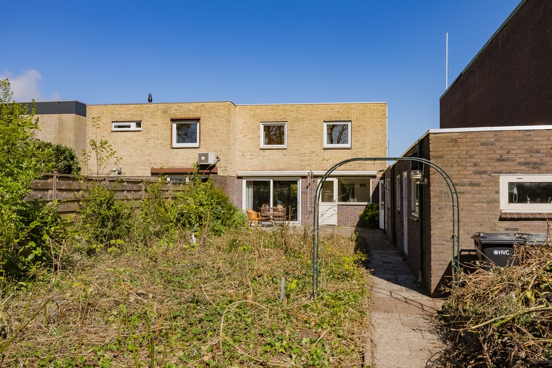 Spacious Semi-Detached Home with Deep South-Facing Garden and Canal Views — 23