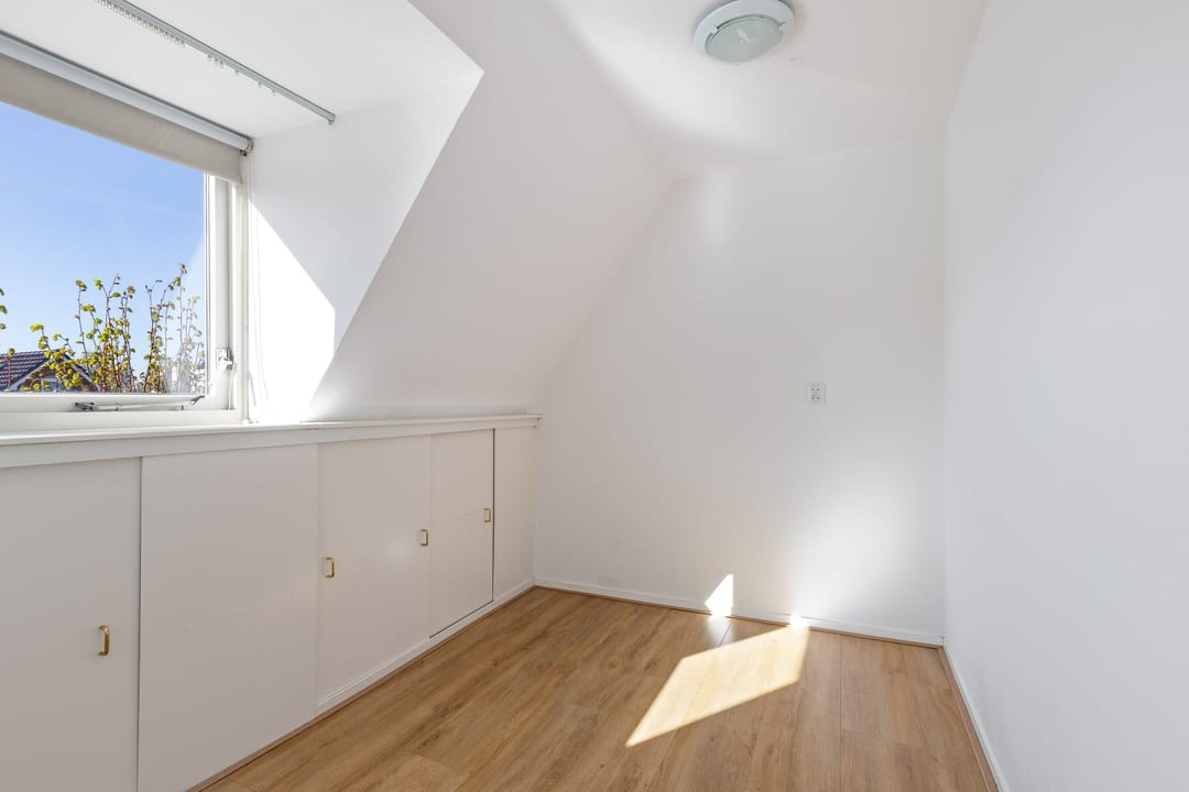Spacious detached family home with five bedrooms and garage in the heart of Joure — 43