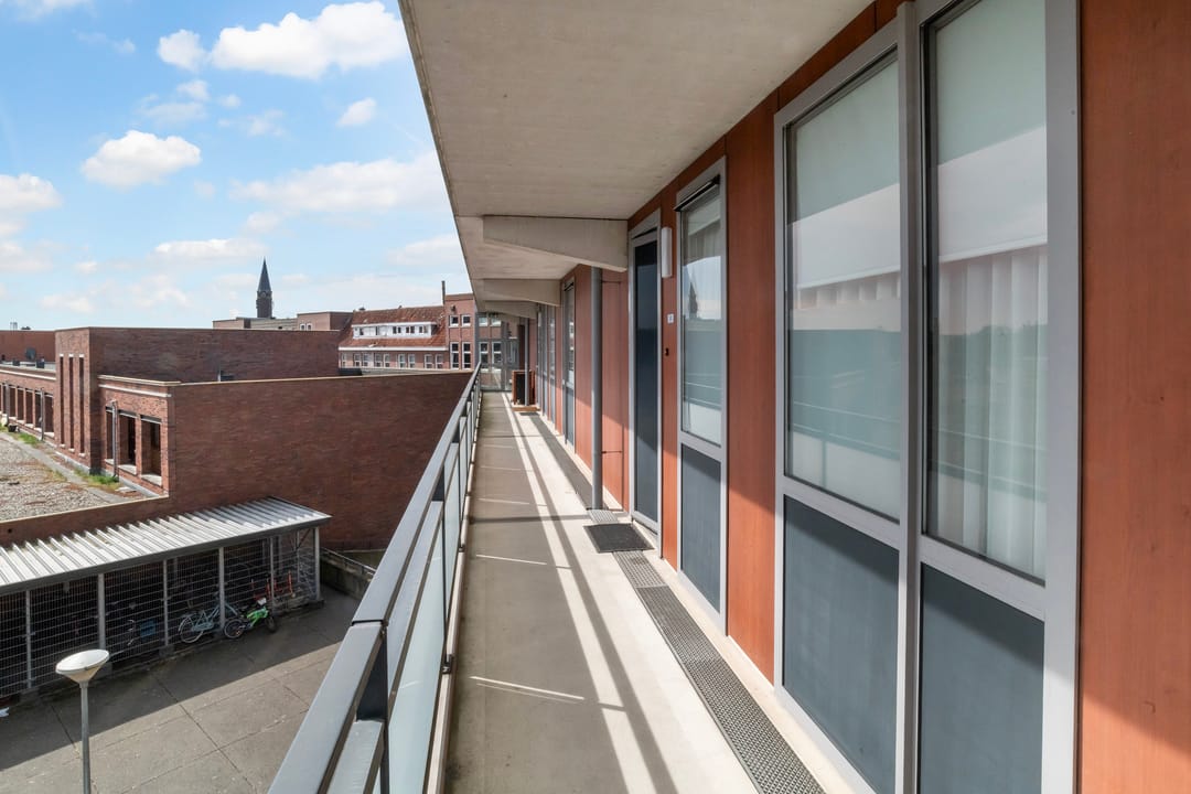Modern 4-Room Apartment with Renovated Kitchen and Bathroom in Feijenoord — 17