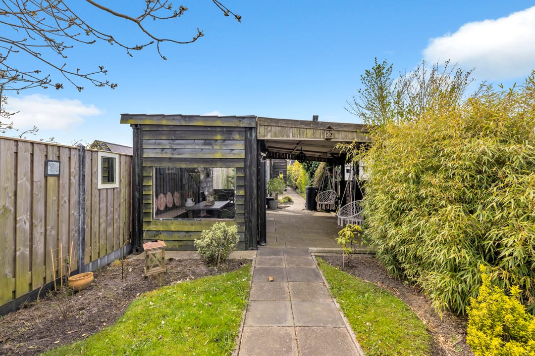 Vrijstaand wonen met aanbouw, royale schuur en verrassend diepe tuin — 41