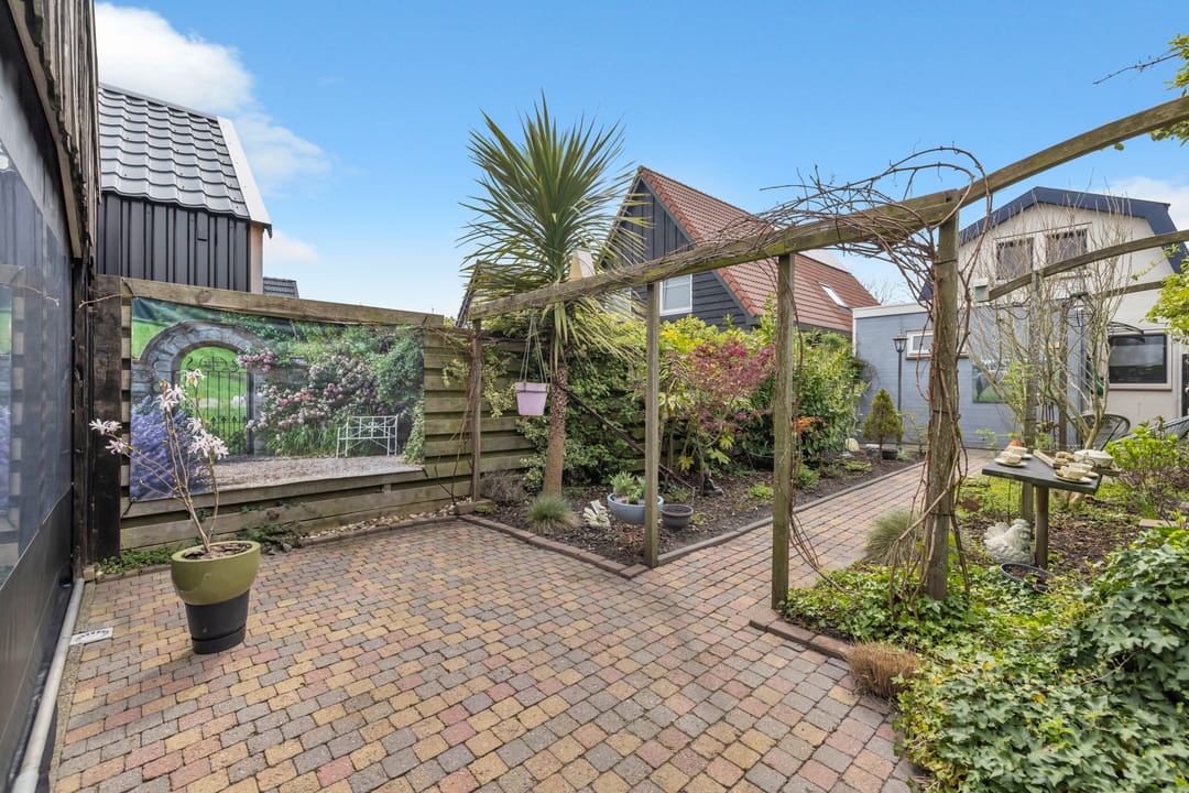 Vrijstaand wonen met aanbouw, royale schuur en verrassend diepe tuin — 31