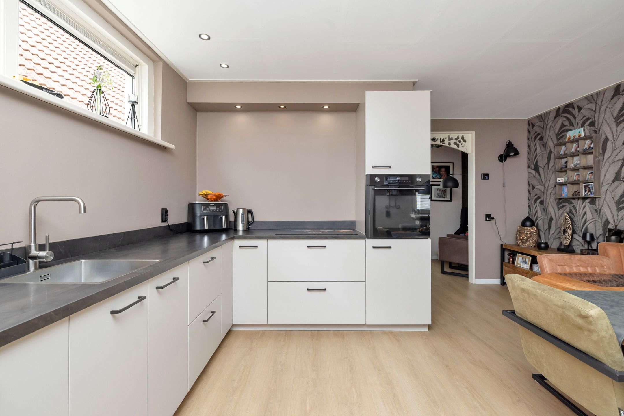 Vrijstaand wonen met aanbouw, royale schuur en verrassend diepe tuin — 15