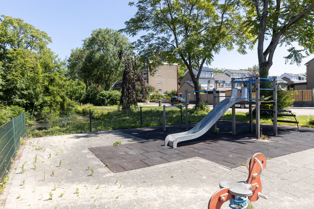 Spacious 4-Room Apartment with Balcony and Free View — 32