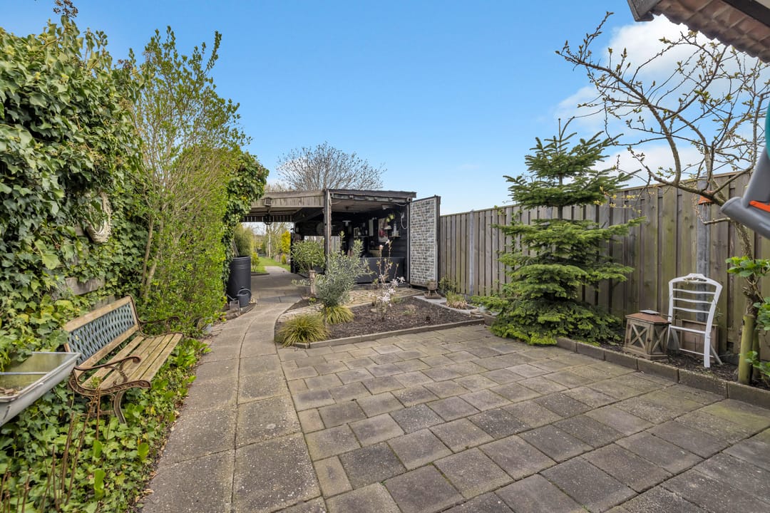 Vrijstaand wonen met aanbouw, royale schuur en verrassend diepe tuin — 38