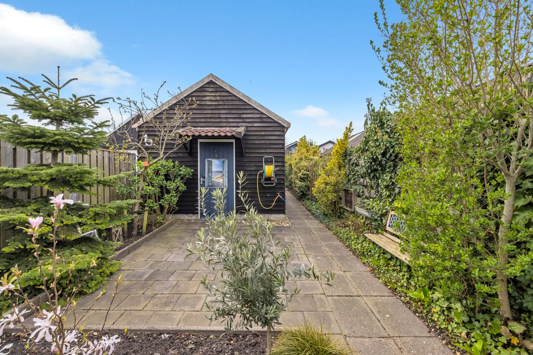 Vrijstaand wonen met aanbouw, royale schuur en verrassend diepe tuin — 37