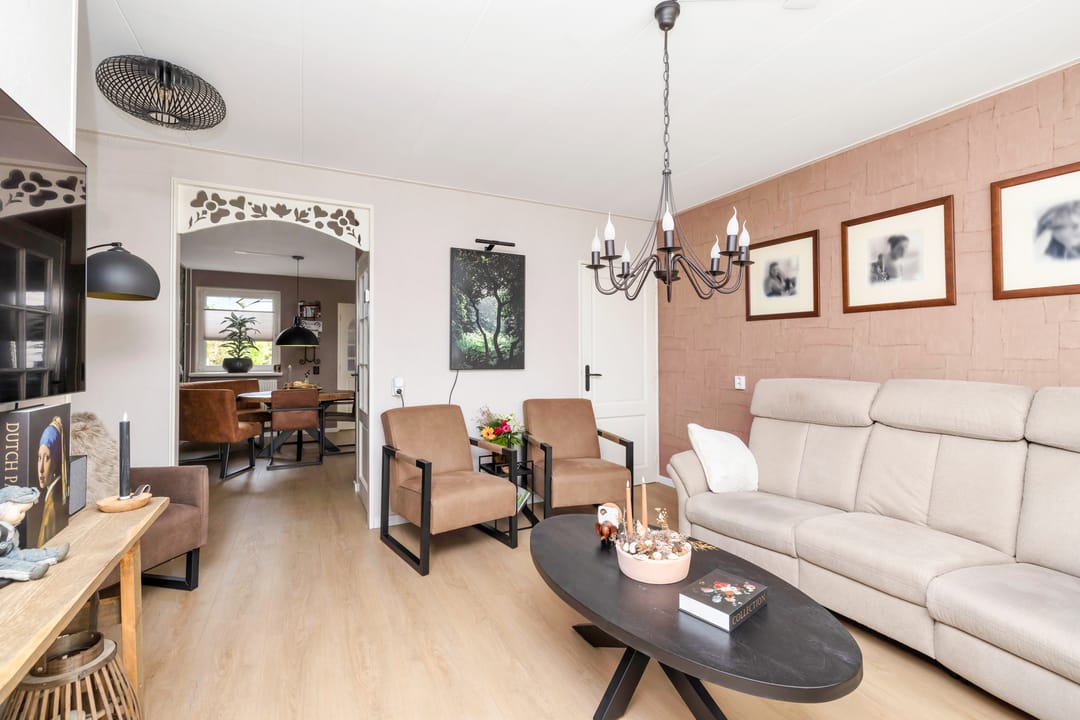 Vrijstaand wonen met aanbouw, royale schuur en verrassend diepe tuin — 17