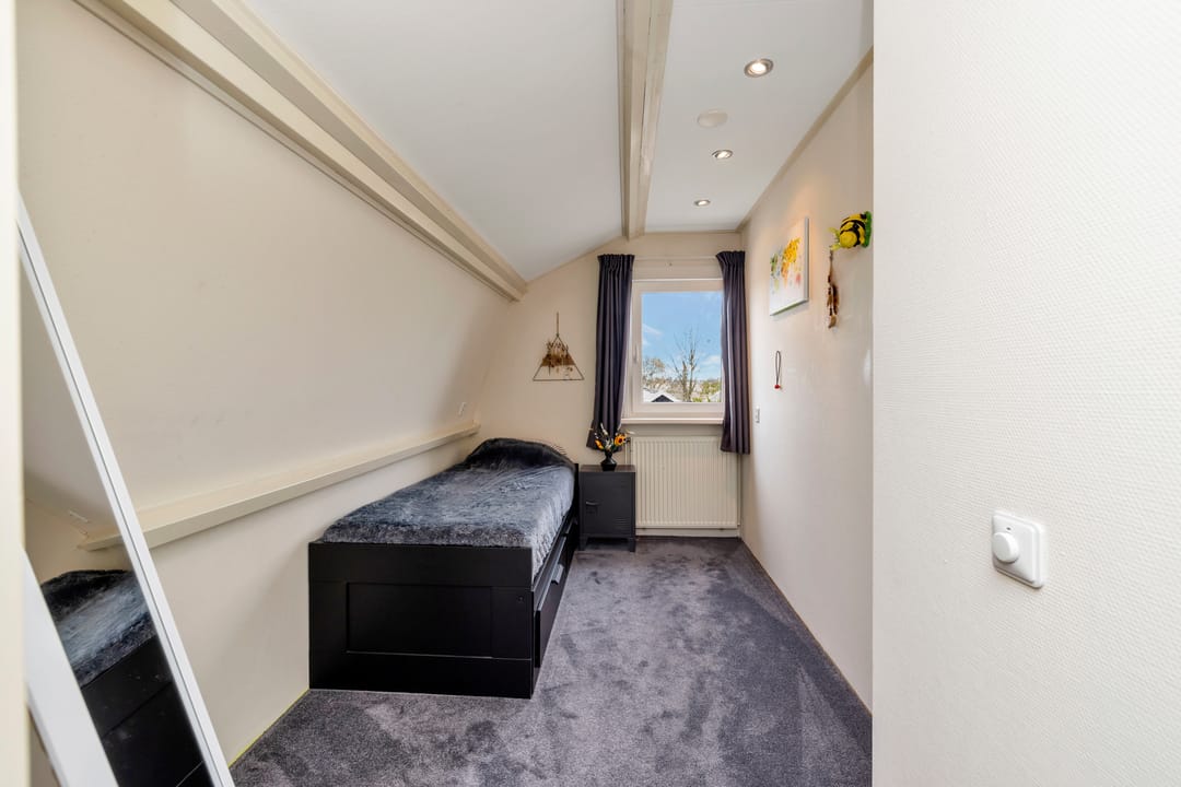 Vrijstaand wonen met aanbouw, royale schuur en verrassend diepe tuin — 28