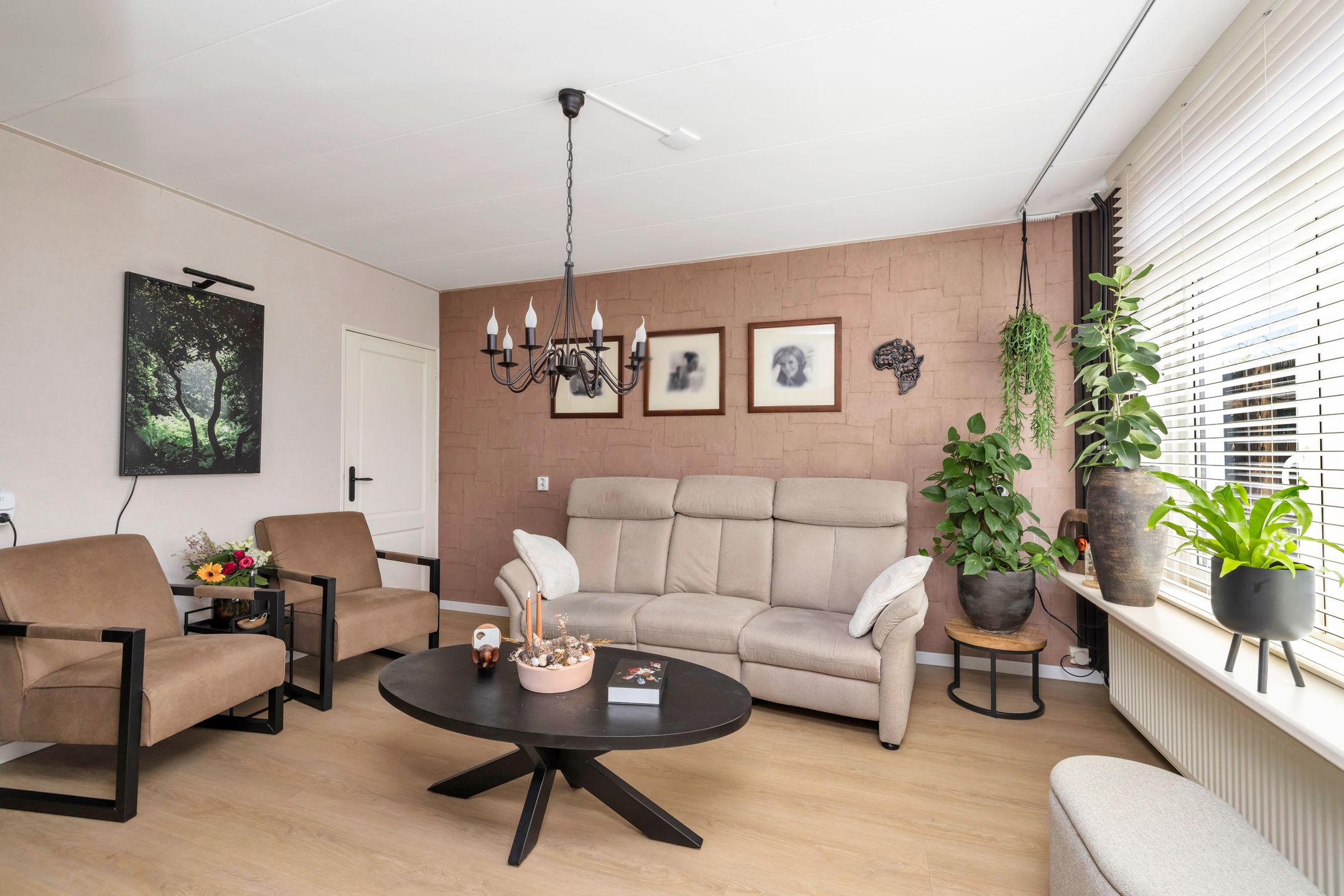 Vrijstaand wonen met aanbouw, royale schuur en verrassend diepe tuin — 18