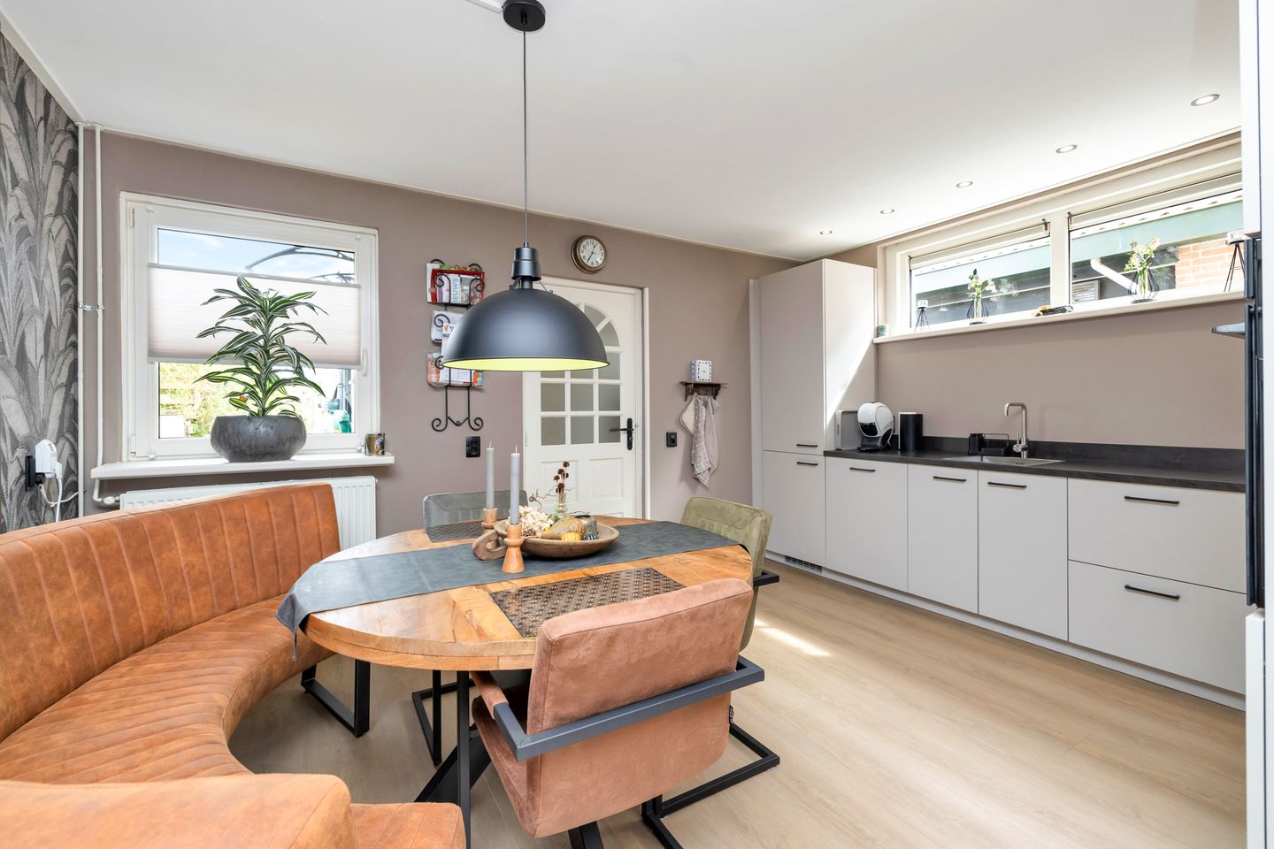 Vrijstaand wonen met aanbouw, royale schuur en verrassend diepe tuin — 14