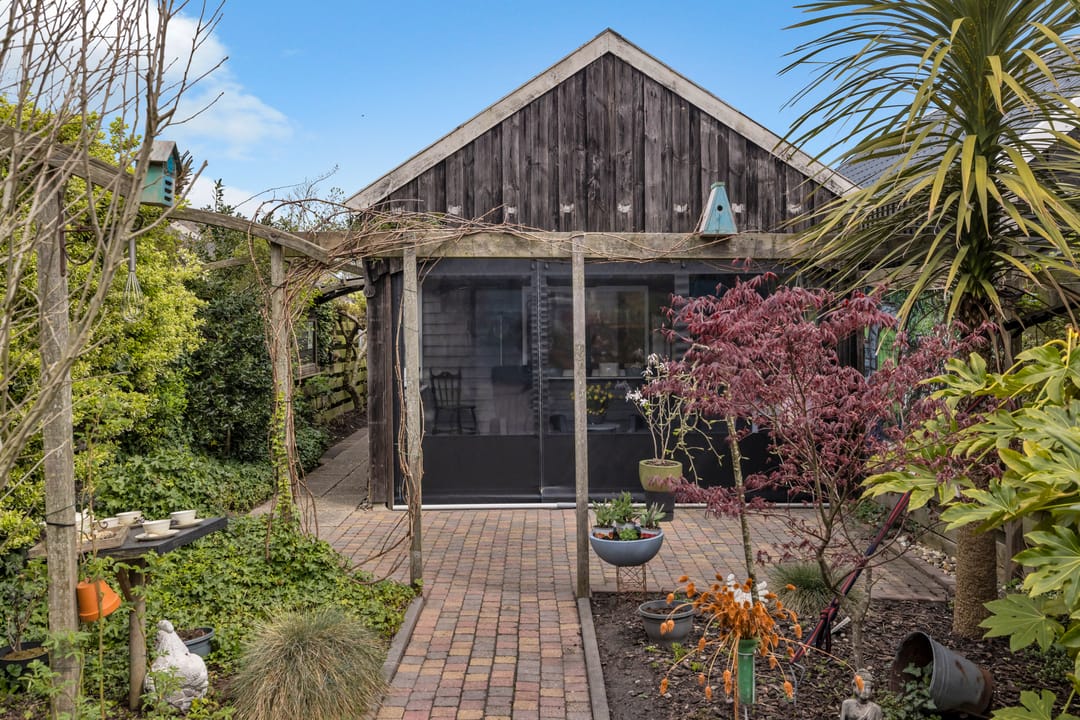Vrijstaand wonen met aanbouw, royale schuur en verrassend diepe tuin — 32