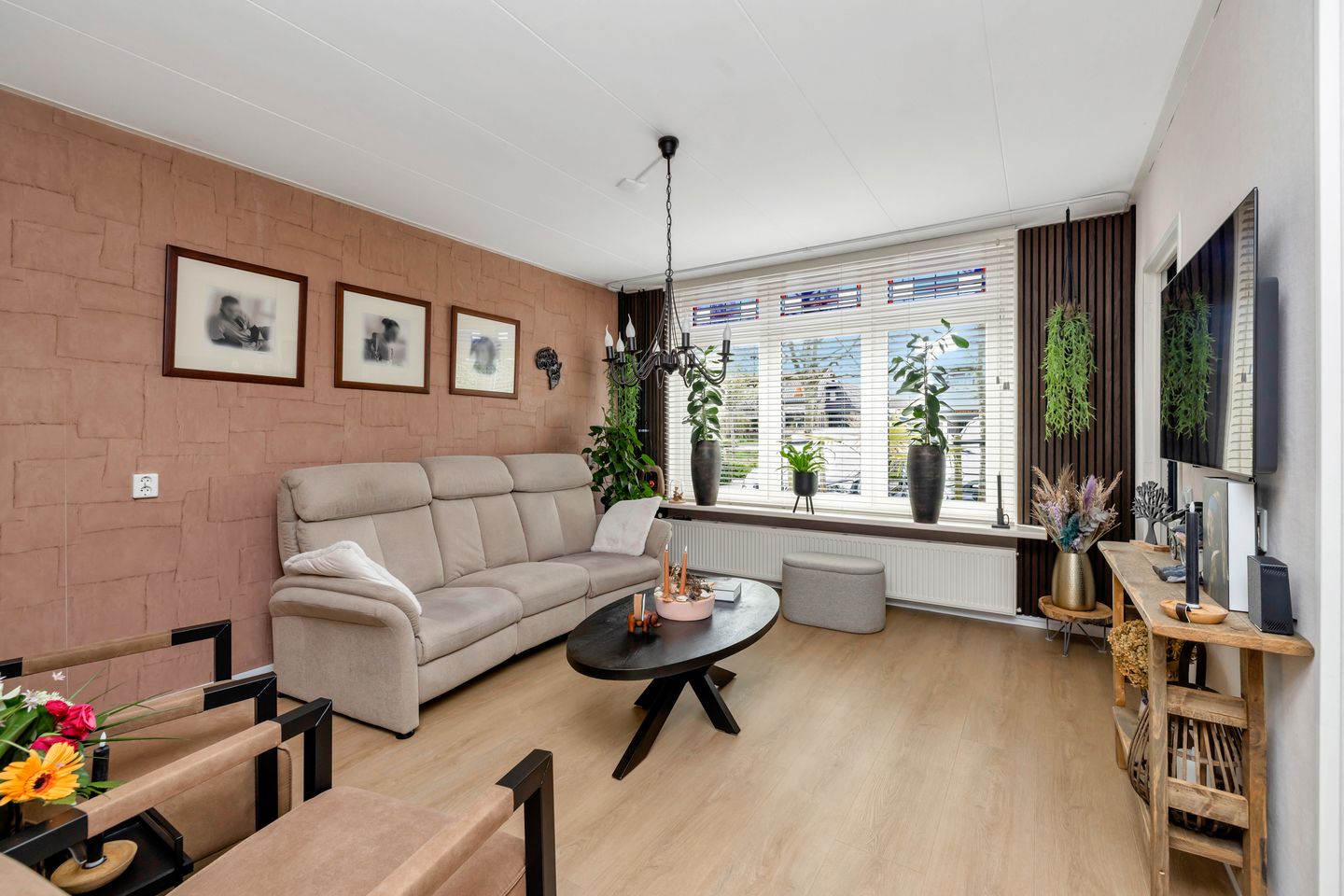 Vrijstaand wonen met aanbouw, royale schuur en verrassend diepe tuin — 19