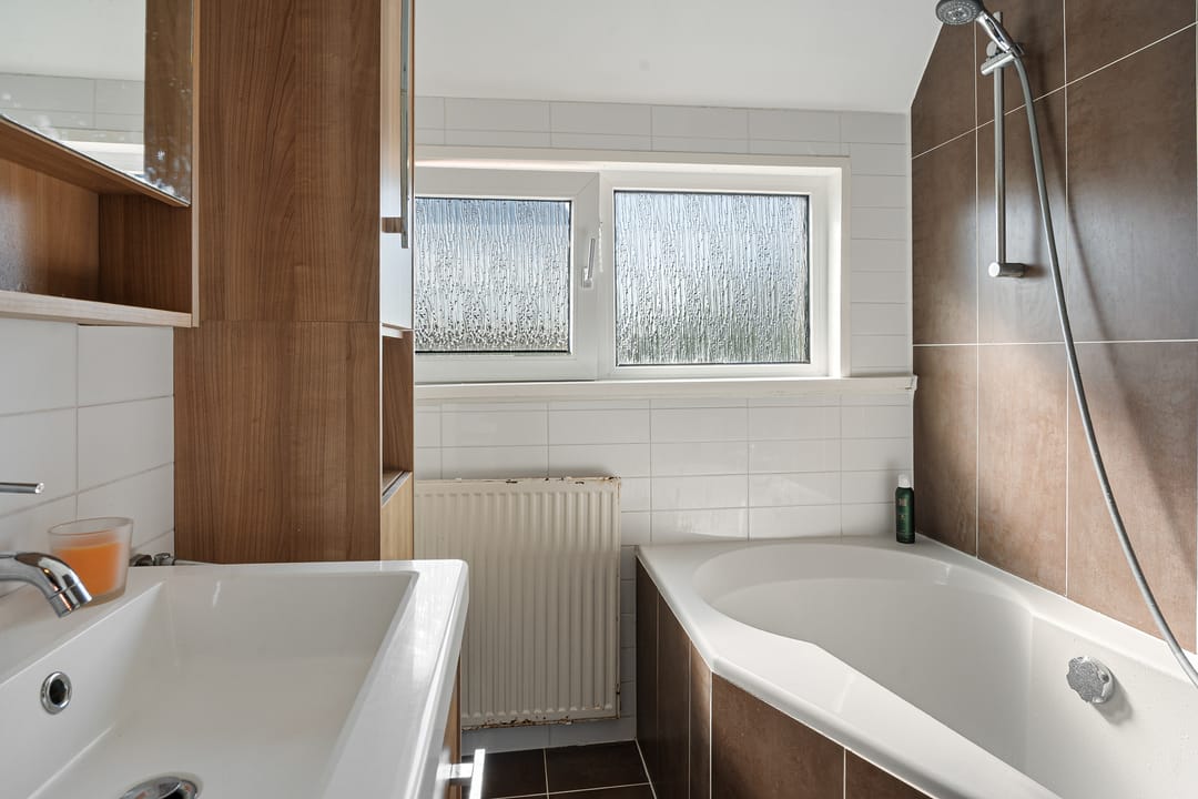 Well-Maintained Upper-Floor Apartment with Three Bedrooms in Rotterdam Overschie — 32