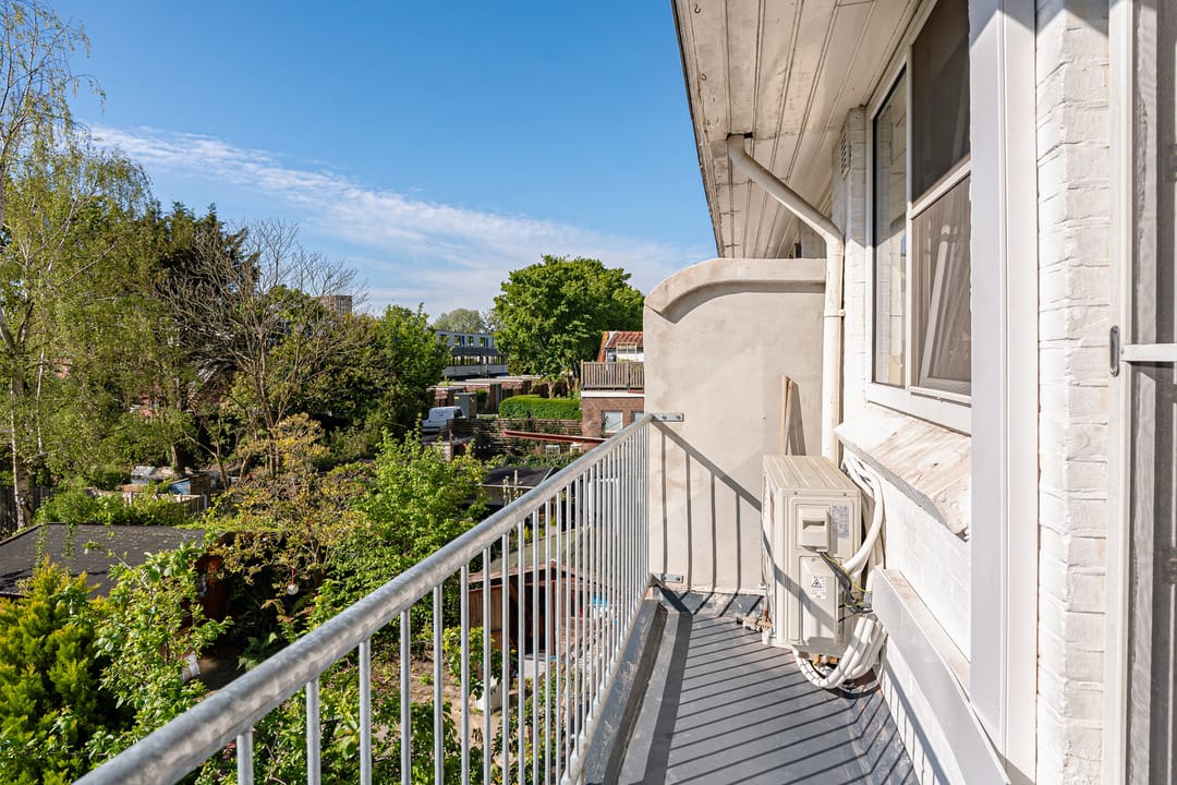 Well-Maintained Upper-Floor Apartment with Three Bedrooms in Rotterdam Overschie — 22