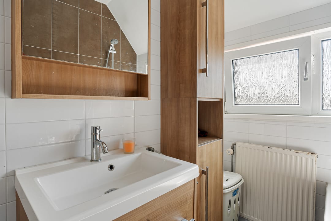 Well-Maintained Upper-Floor Apartment with Three Bedrooms in Rotterdam Overschie — 31