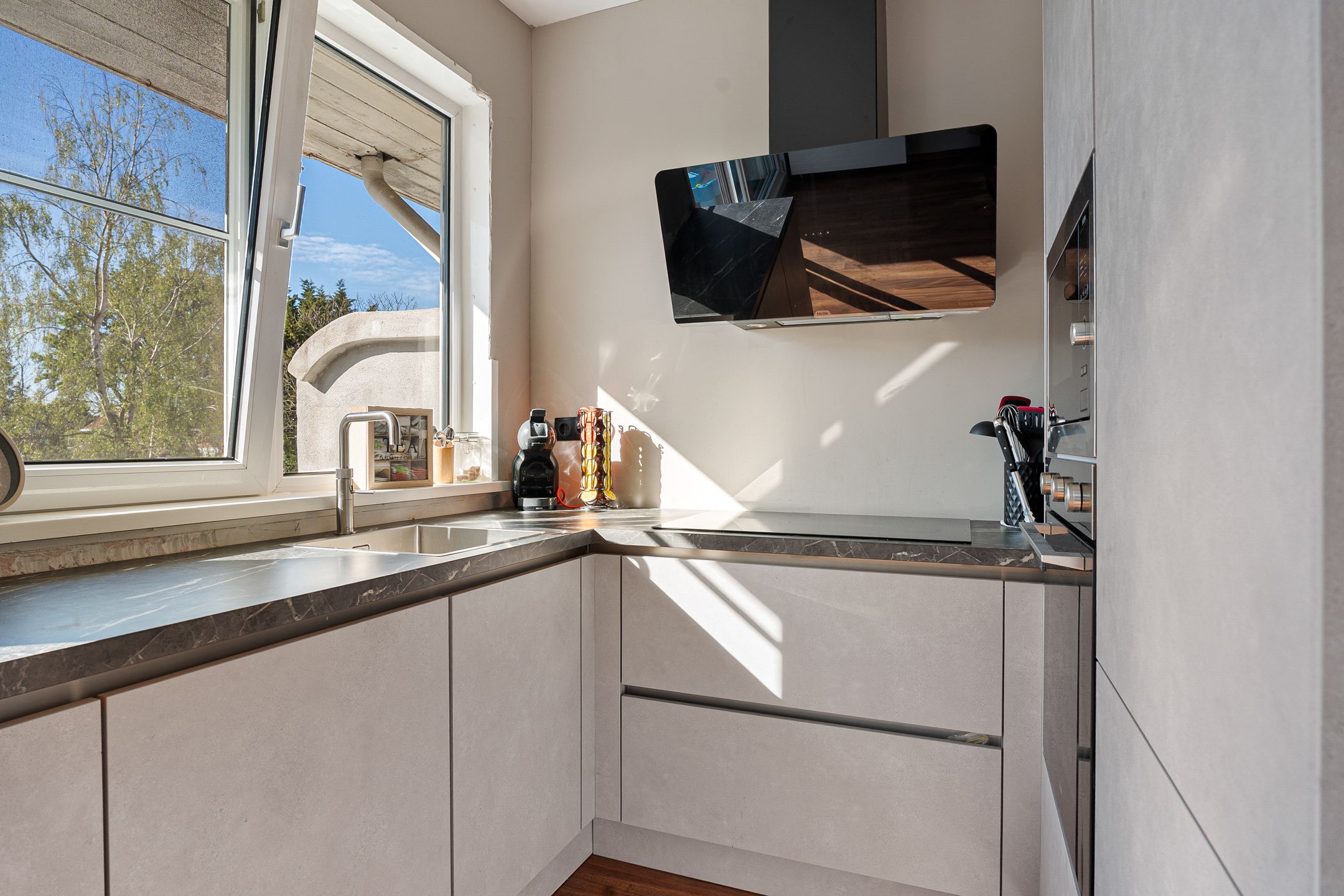 Well-Maintained Upper-Floor Apartment with Three Bedrooms in Rotterdam Overschie — 18