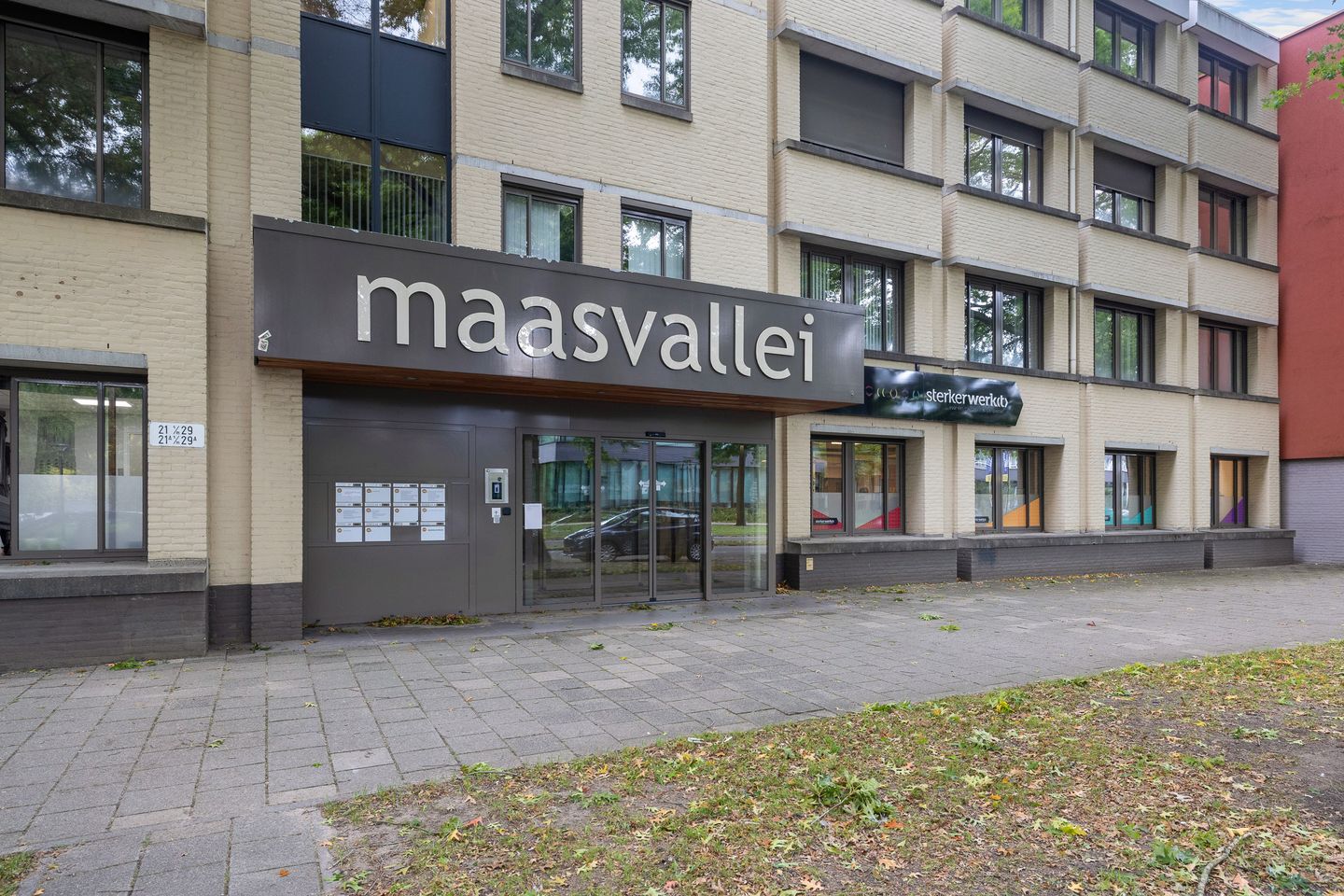 Bekijk foto 1 van Raadhuislaan 21