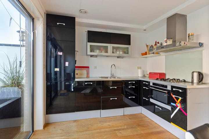 Photo 2 of Willem Hedastraat 7
