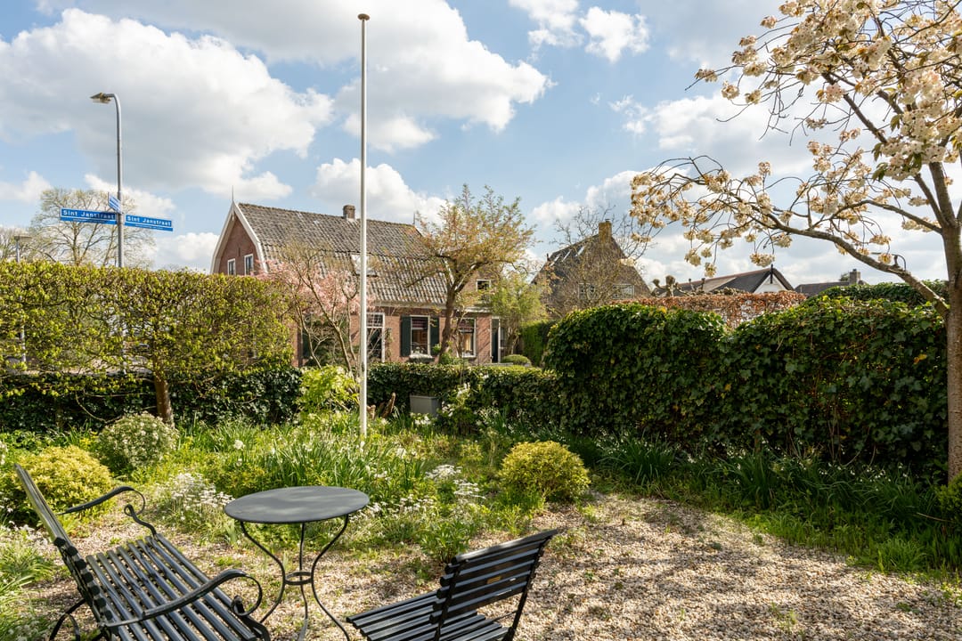 Charming semi-detached home in the heart of Laren with sunny garden and spacious interior — 38
