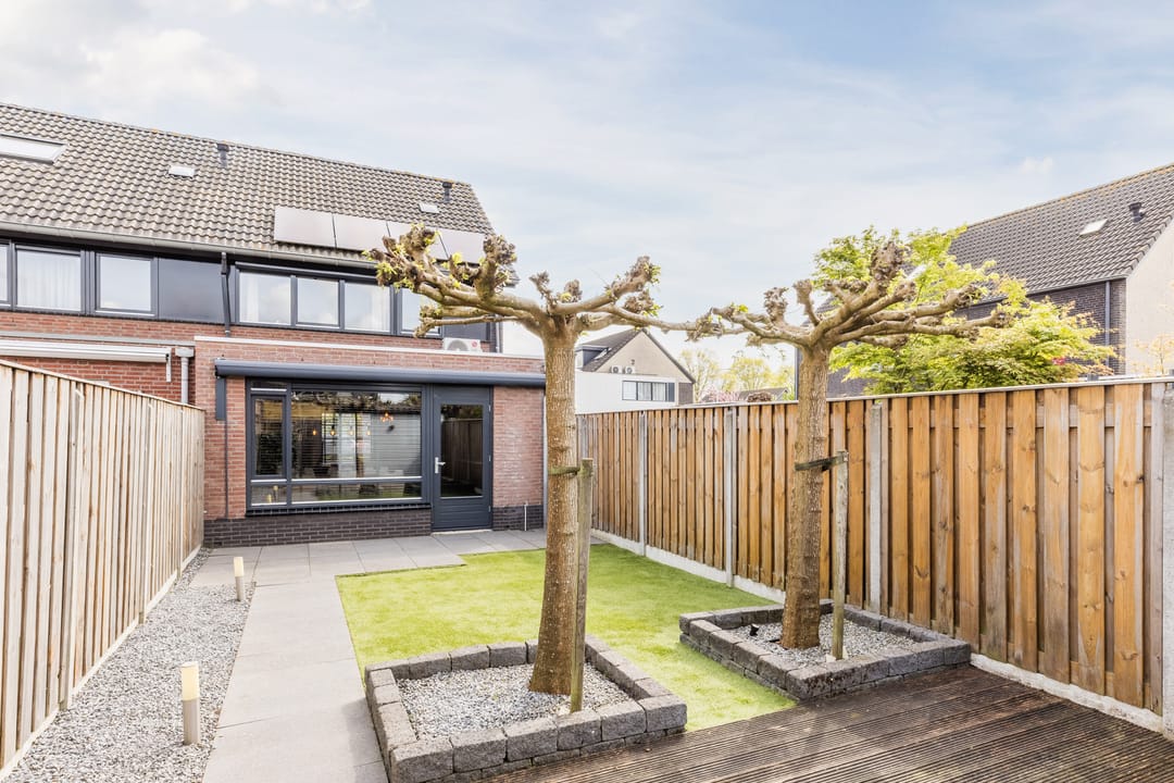 Modernised end house with 4 bedrooms, A+ energy label and sunny garden in family-friendly Reeshof — 23