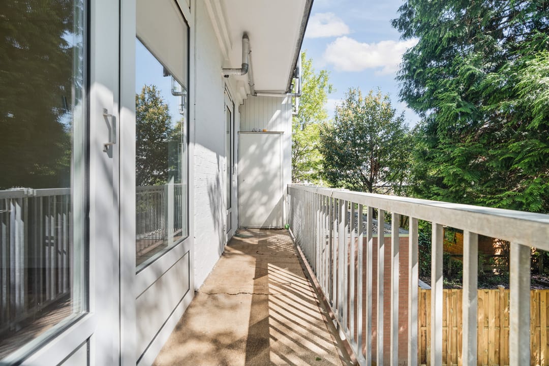 Light Renovated Apartment with South-Facing Balcony and 3-Room Potential — 17
