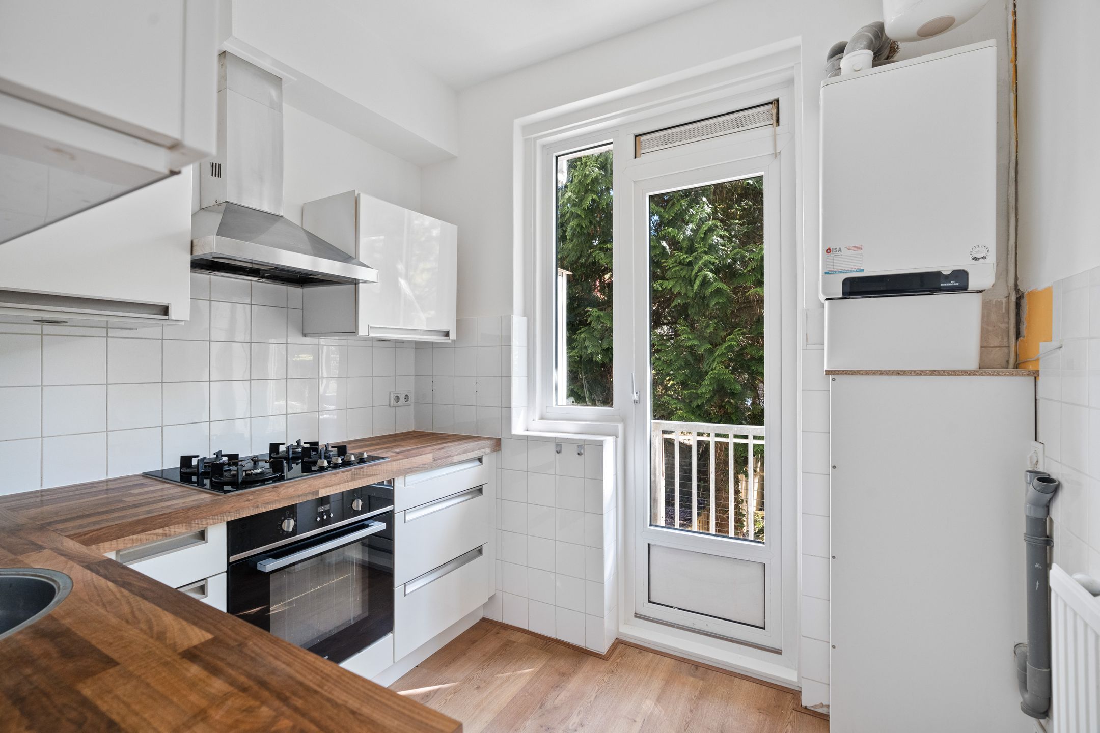 Light Renovated Apartment with South-Facing Balcony and 3-Room Potential — 12