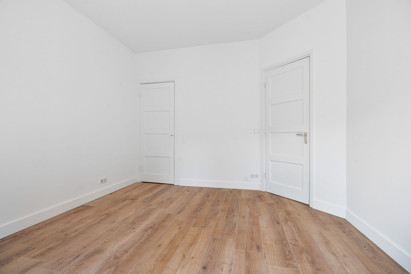 Light Renovated Apartment with South-Facing Balcony and 3-Room Potential — 25