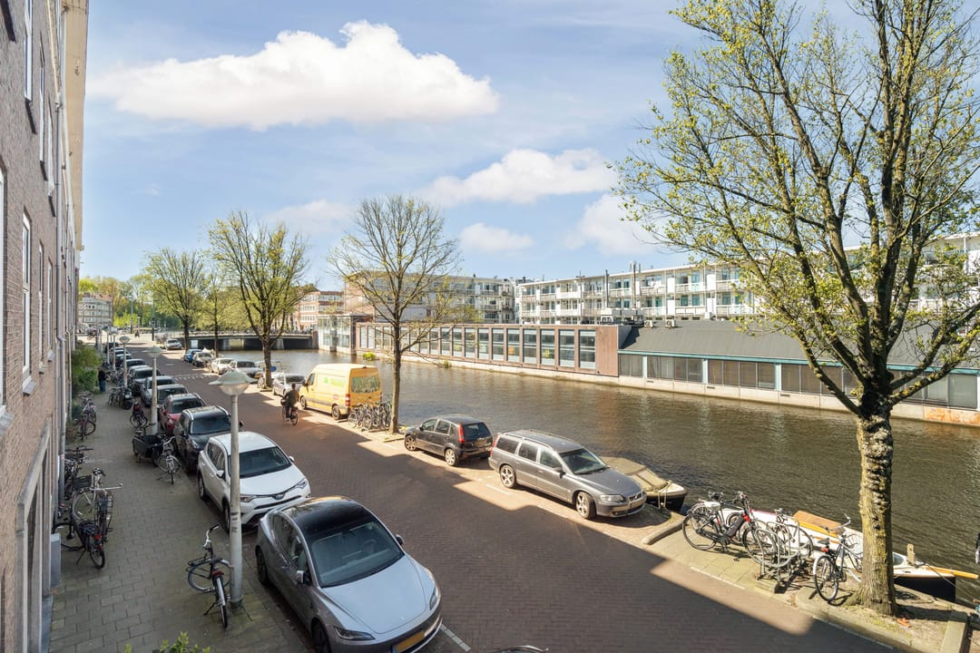 Light Renovated Apartment with South-Facing Balcony and 3-Room Potential — 31